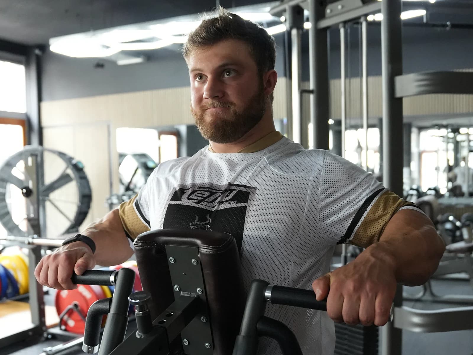 Erneuerter Hotel-Fitnessraum mit Telju Geräten in den Hausfarben